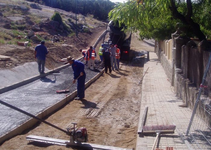 Hormigonando pavimento calle Quemadllo en Zarzalejo- ARPEGIO - Madrid