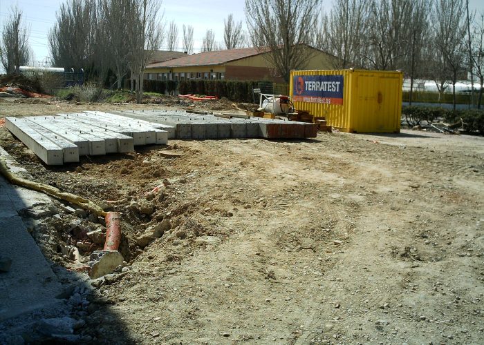 Pilotes prefabricados Puente y pasarela sobre el arroyo camarmilla